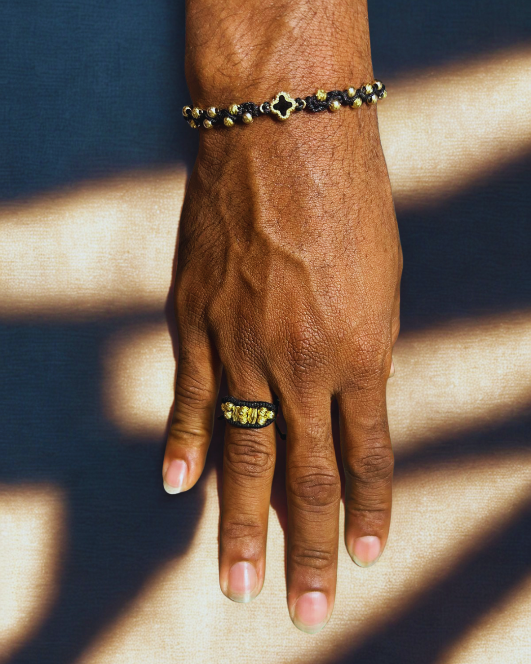 Trebol Black Lucky / Pulsera tejida Oro Laminado 18k